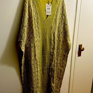 Zara (NWT) Green Kaftan - Sz Large. Center crocheted panel w/ embroidery.